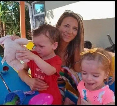 Szívszorító tragédia: Egy férfi elvesztette feleségét és két gyermekét – a történet, ami mindenkit megrázott