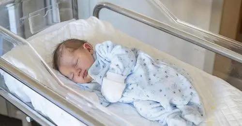 Friss hír! Szívszorító tragédia: egy újszülött kislányt találtak a babamentő inkubátorban ma este – sajnos állapota kritikus.