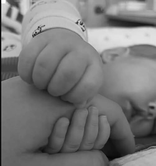 Mély fájdalommal tudatjuk: elveszítettük kislányunkat, Farkas Sárát – búcsúztatása 13:30-kor a Pécsi Köztemetőben