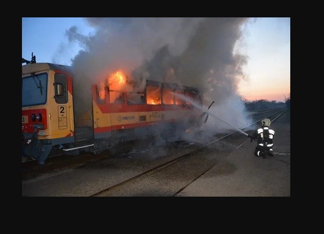 „Most érkezett! Tragédia Magyarországon: 35 utassal leégett egy vonat – részletek itt”