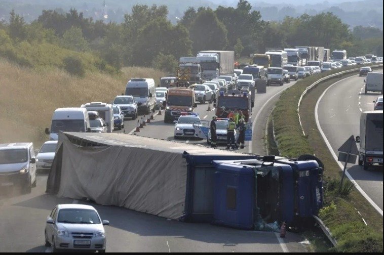 „1 PERCE ÉRKEZETT: Hatalmas baleset bénítja a forgalmat – közel 9 km-es torlódás!”
