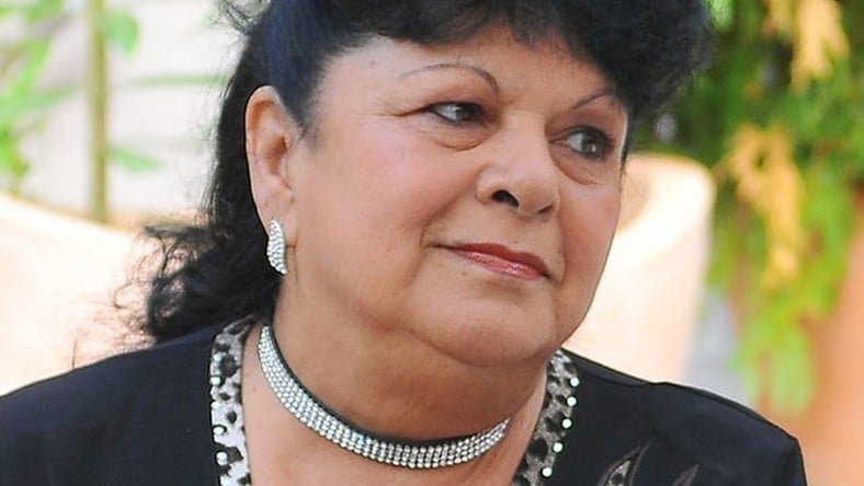 Neves személy említése: „Bangó Margit Kossuth-díjas előadóművésztől kell búcsúznunk…” → presztízs és ismertség növeli az érdeklődést.