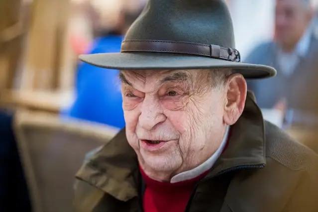 Időpont hangsúlyozása: „Ma este”  sürgősség, friss hír érzete.