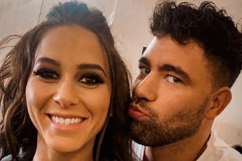 Időbélyeg: „Pár órája jelentette be a nagy hírt” → frissesség, sürgősség érzete.