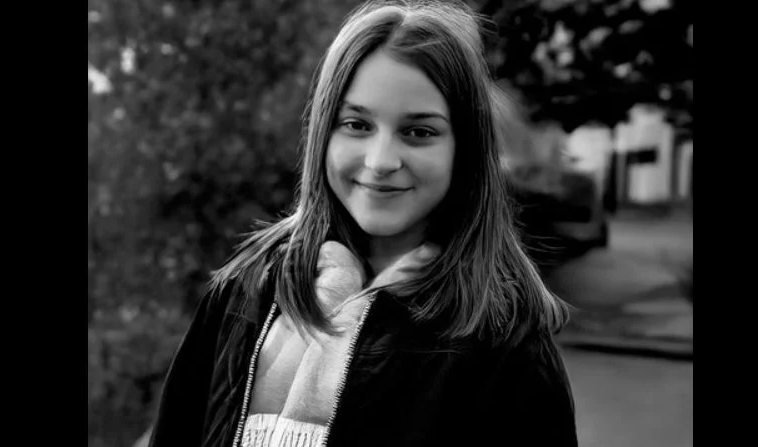 Viki a 4. emeletről próbált leereszkedni lepedőkkel… Sajnos tragikus baleset történt, azonnal életét vesztette. Részletek az első kommentben