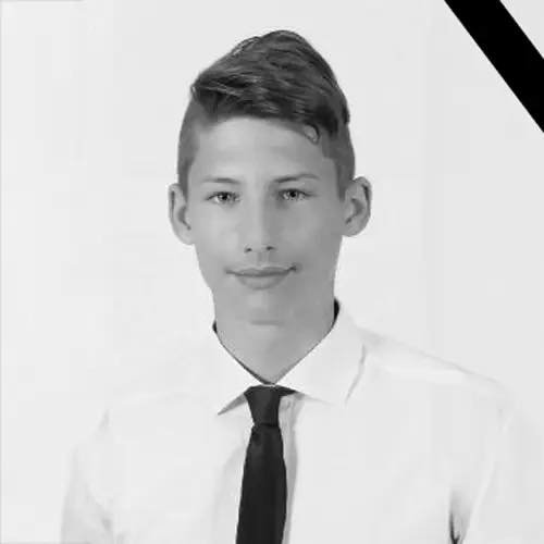 „Borzalmas hír: éjszaka örökre lehunyta szemét… Gyászba borult az egész Magyarország – hatalmas név távozott közülünk”