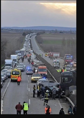 „PERCE ÉRKEZETT: Hatalmas baleset – közel 5 km-es torlódás, sávzárás a helyszínen”