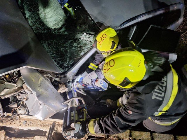 👉 Súlyos baleset Szolnok közelében: a 4-es főúton lesodródott egy autó, a motor kiszakadt – a sofőrt feszítővágóval mentették ki!
