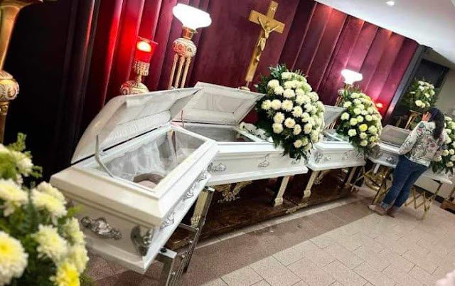 Elkezdődött a temetés – négy hófehér kicsi koporsó: egymást ölelve égtek halálra a testvérek.