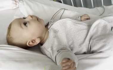 „Ez minden szülő rémálma: egyéves kisfiuk halálos betegsége ellen küzdenek a szülők”