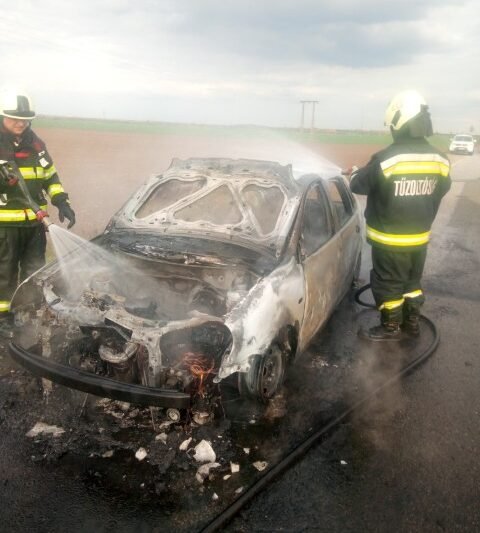 🔥 Teljes lángokban állt egy autó! 😱 A 3-as főúton, Füzesabonynál a jármű teljesen kiégett 🚗💥