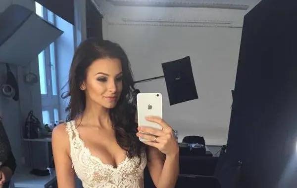 „Nem hiszed el, kit választott Sarka Kata! 😍 Így ragyog boldogságban az új, közel 70 éves párjával – mutatjuk a szerelmeseket!”