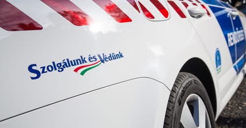 ⚖️ Különös kegyetlenséggel elkövetett emberölés: az anya ellen vádat emeltek, miközben az apa elhunyt