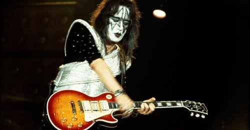 🎸 Aggasztó hír a rockvilágból! A KISS alapító gitárosa stúdióbalesetet szenvedett – súlyos következményekkel…