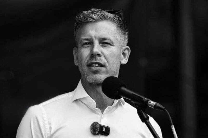 Sokk a választások előtt: Magyar Péter, az ismert ellenzéki politikus, váratlanul visszalépett személyes okok miatt – valószínűleg egészségügyi és családi problémák, a média és a közösségi oldalak hevesen reagáltak, új jelöltek kerültek a kampányba, a stratégia átalakult. A történet rávilágít arra, milyen bonyolult a politika és a magánélet összefonódása.