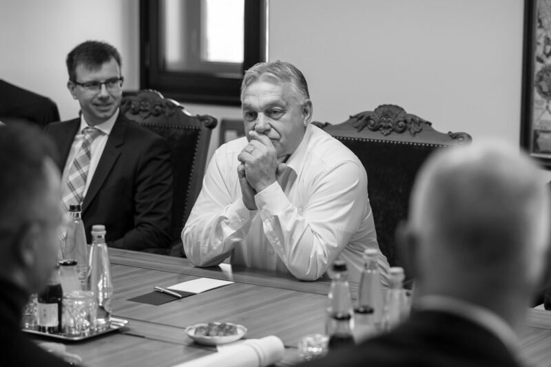 2025, Magyarország: Szenzációs pletykák, szivárgott levelek, hangfelvételek és névtelen zsaroló üzenetek rázták meg a politikai életet – a miniszterelnök és egy fiatal tanácsadó kerültek a pletykák középpontjába, fotók és dokumentumok kerültek fel az internetre, vizsgálatok és ellenőrzések indultak, a közvélemény megosztott