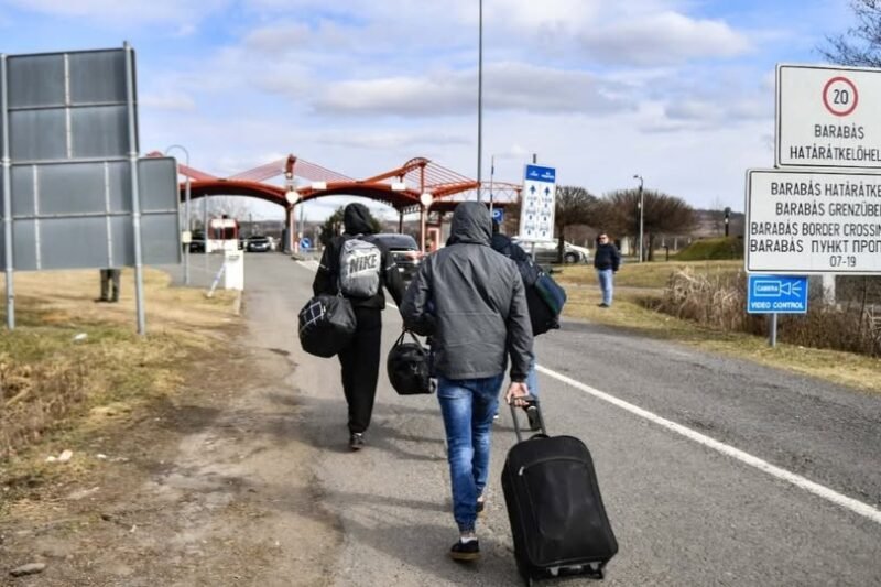 ⚠️ Tömeges menekülés kezdődött – 100 ezer fiatal férfi hagyta el Ukrajnát az új törvény miatt! A frissen életbe lépett szabályok lavinaként indították el a kivándorlást. Sokan attól tartanak, hogy ez még csak a kezdet – a határokon hosszú sorok alakultak ki, a családok kétségbeesetten próbálnak együtt maradni. 👇𝐑𝐞́𝐬𝐳𝐥𝐞𝐭𝐞𝐤 𝐚 𝐡𝐨𝐳𝐳𝐚́𝐬𝐳𝐨́𝐥𝐚́𝐬𝐨𝐤𝐛𝐚𝐧👇