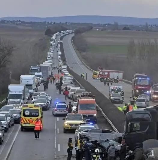 🚨 1 PERCE ÉRKEZETT: Megdöbbentő baleset bénította meg a forgalmat – teljes útzár, kilométeres torlódás! A helyszínen hatalmas a káosz, a forgalmat teljesen leállították, a torlódás már meghaladja az 5 kilométert. A mentők és rendőrök még mindig dolgoznak, a helyszínelés tart. ⚠️ Kérünk mindenkit, kerülje el a szakaszt, ha teheti! 👇𝐂𝐢𝐤𝐤 𝐚 𝐡𝐨𝐳𝐳𝐚́𝐬𝐳𝐨𝐥𝐚́𝐬𝐨𝐤𝐛𝐚𝐧👇