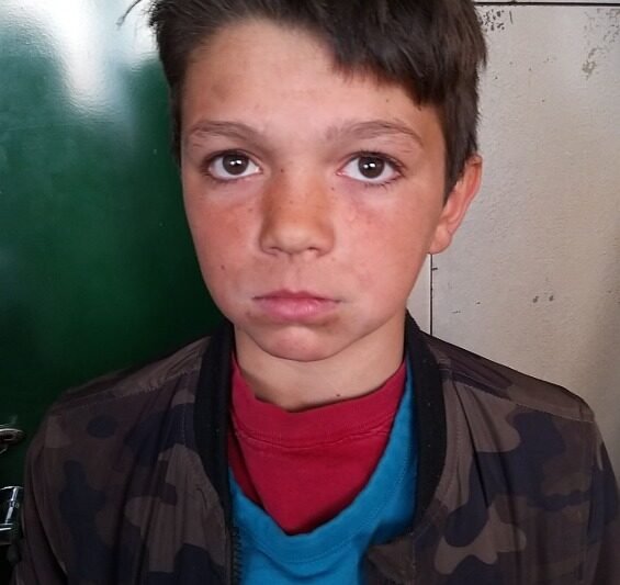 „Eltűnt a 13 éves Erdélyi Adrián: a Miskolci Rendőrkapitányság nagy erőkkel keresi a fiút – a család minden segítségért hálás, kérünk, osszátok tovább, mert minden megosztás segíthet! A hivatalos körözési link a cikkben”