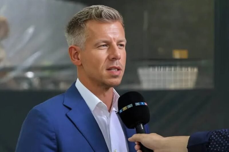 A politikus kemény szavakkal reagált a miniszterelnök látogatására: „Ez nem a magyarok sikere.” Sokan úgy érzik, hogy ezzel újabb front nyílt a kormány és Magyar Péter között, és a háttérben több van, mint egy egyszerű véleménykülönbség. Mi állhat a mondat mögött, és vajon hogyan reagál majd Orbán? 👇𝐓𝐨𝐯𝐚́𝐛𝐛𝐢 𝐫𝐞́𝐬𝐳𝐥𝐞𝐭𝐞𝐤 𝐚 𝐡𝐨𝐳𝐳𝐚́𝐬𝐳𝐨𝐥𝐚́𝐬𝐨𝐤𝐛𝐚𝐧👇