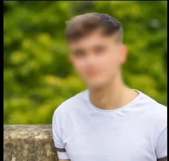 Szentmártonkátai tragédia: újabb fiatal élet veszett oda… 💔🕯 A hatodik autóban utazó fiatal is elhunyt a szörnyű vonatbaleset után. Az egész ország gyászol és értetlenül áll a történtek előtt – hogyan történhet meg ilyen újra és újra? A helyiek mécsesekkel és virágokkal emlékeznek az áldozatokra. 👇𝐂𝐢𝐤𝐤 𝐚 𝐡𝐨𝐳𝐳𝐚́𝐬𝐳𝐨́𝐥𝐚́𝐬𝐨𝐤𝐧𝐚́𝐥👇