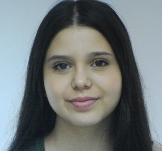 „Eltűnt a 15 éves Erdő-Rontó Ramóna: a súlyos epilepsziával küzdő lány gyógyszerei nélkül tűnt el, és minden perc számít – kérünk, osszátok tovább, minden megosztás segíthet! A hivatalos körözési link a cikkben”