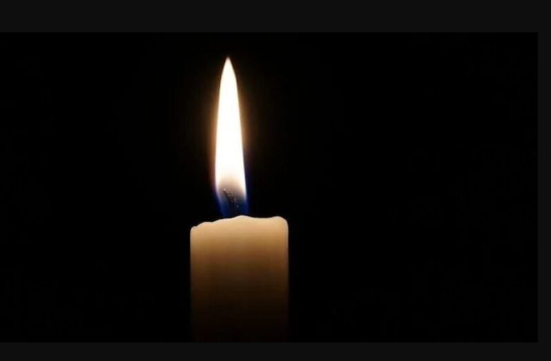 „Most érkezett a megrázó bejelentés: egy egész ország gyászol! Elment a legnagyobb, a nemzet egyik legkiválóbb, Kossuth-díjas művésze! A hír villámként csapott le, a részletek mindenkit döbbenten értek…”