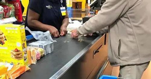 😲 Az idős bácsi szégyellte, hogy lassú – a kasszás válasza mindenkit megdöbbentett 👉 Részletek a kommentekben