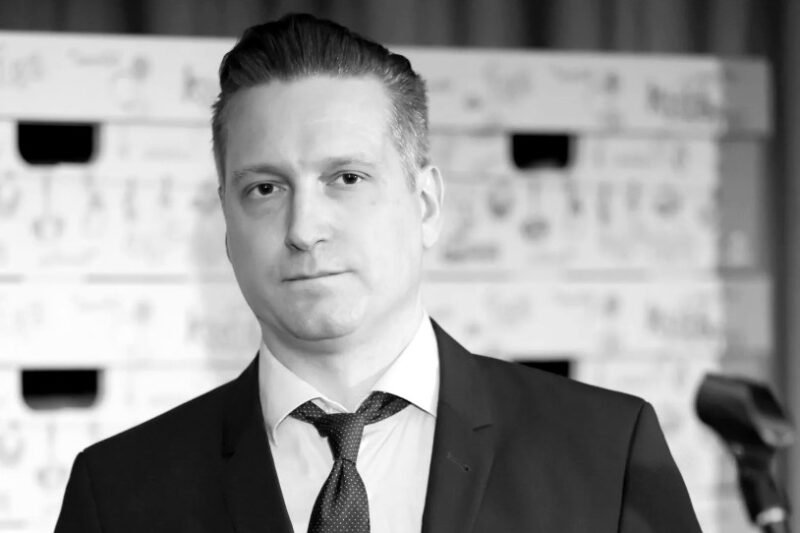 🖤 Felfoghatatlan veszteség! Pély Barna oldala teljesen feketébe borult 😢