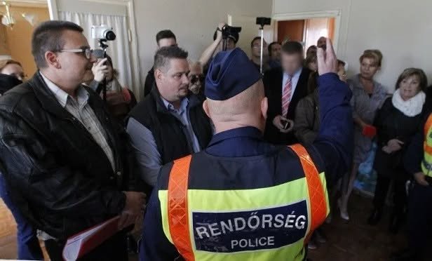 ⚠️ Végstádiumú rákos férfit és súlyos beteg feleségét lakoltatják ki Pécsett! 👮‍♂️ Rengeteg rendőr a helyszínen – drámai felvételek! 📄 Részletek a kommentekben 👇