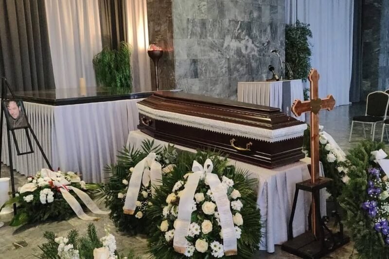 Ebben a percekben vesznek végső búcsút Kálloy Molnár Pétertől – megérkeztek az első felvételek.