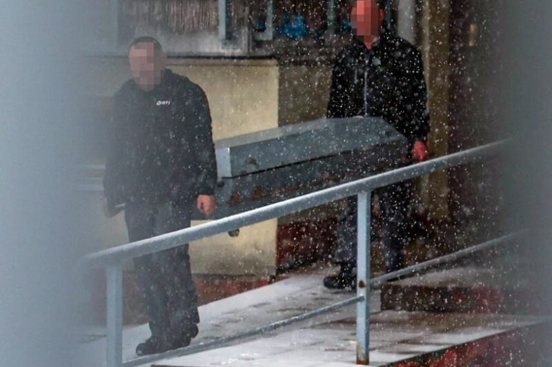 💔 Szívszorító: így vitték el Dudás Miklóst a halottszállítók… fotók 📸😢