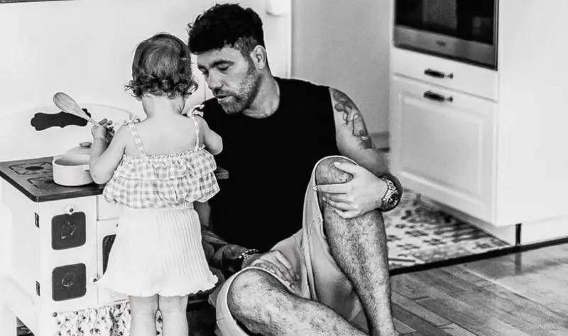 🔥 ÚJABB FORDULAT A KULISSZÁK MÖGÖTT! 😳 Miután Tóth Gabi új párját magához költöztette, Krausz Gábor lépett – kislányát, Hannarózsát vitte magához…  💥 De ez még nem minden! Váratlan fordulatok és meglepő részletek borítják fel az eddigi egyensúlyt…  👇 A teljes történet és a további fejlemények az első kommentben!