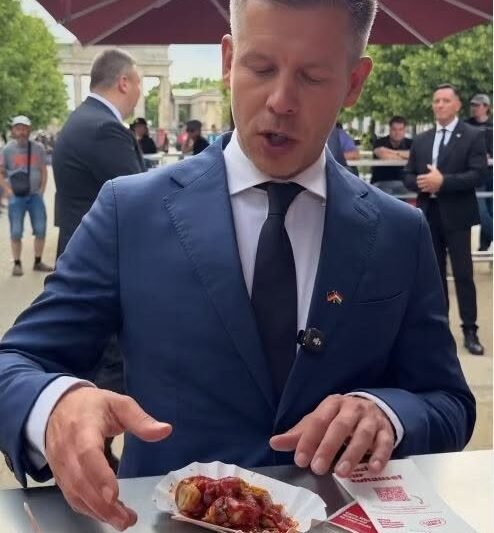 Videó: Magyar Péter különleges ételt kóstolt Berlinben – sokakat meglepett, mi került elé